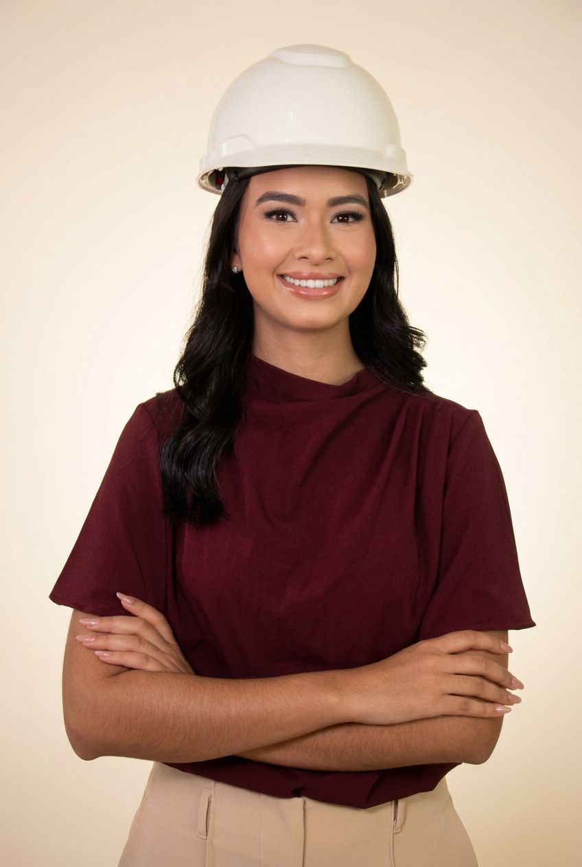 Arq. Maggie Gabriela Montania Ramírez con casco de obra