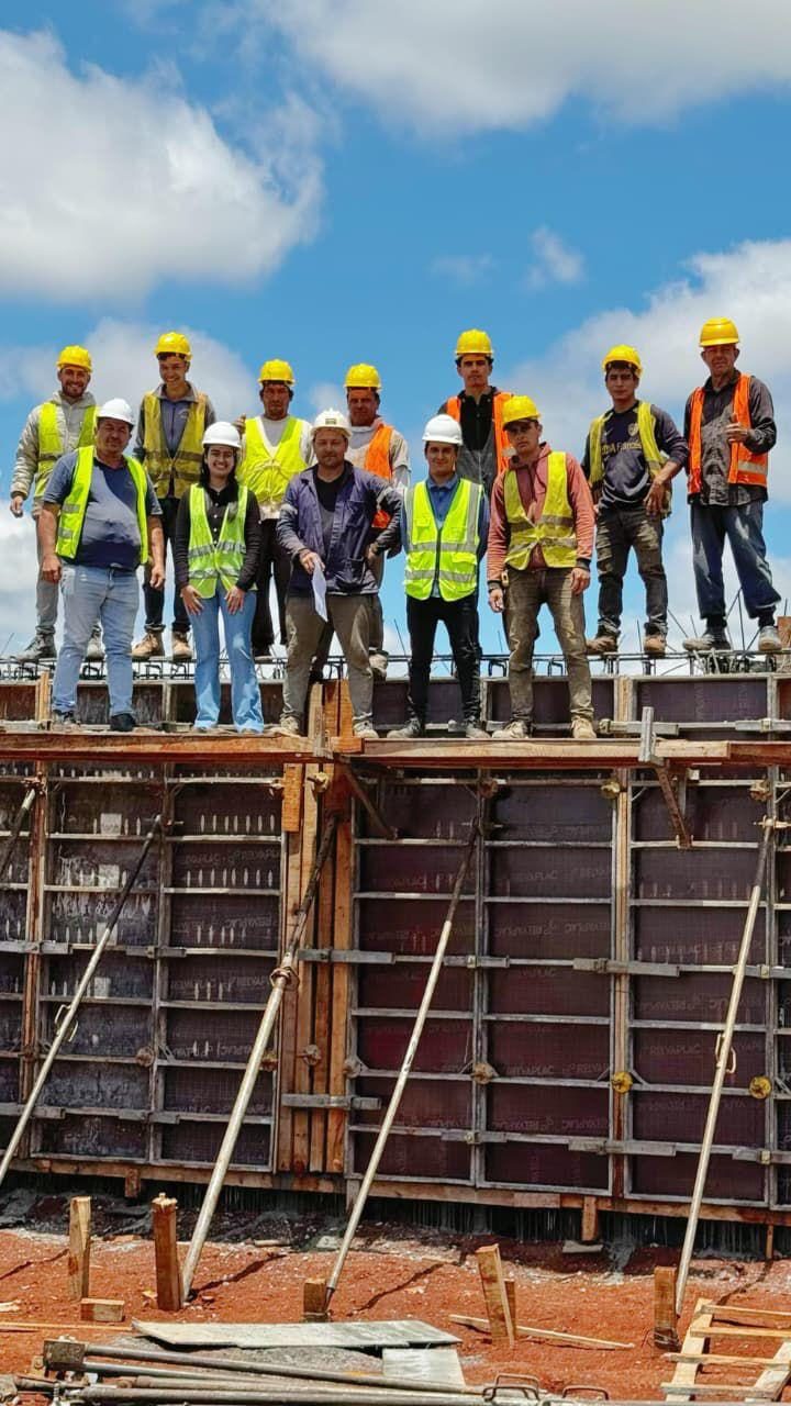 Equipo técnico y obreros sobre encofrado en el Parque Tecnológico Inteligente Taiwán–Paraguay