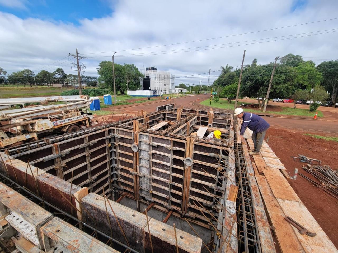 Encofrado metálico y armadura de acero en obra del Parque Tecnológico Inteligente Taiwán–Paraguay